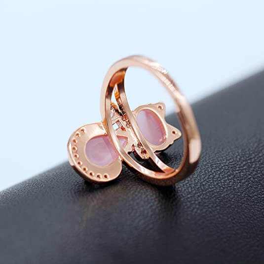 Sött och elegant rosa opal kattring, perfekt för varje kattälskare.