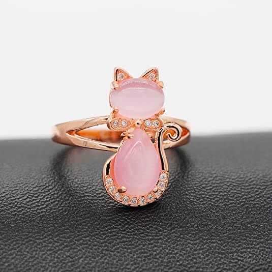 Nätt rosa opalring med kattdesign, ädelsten och zirkoner för dam.