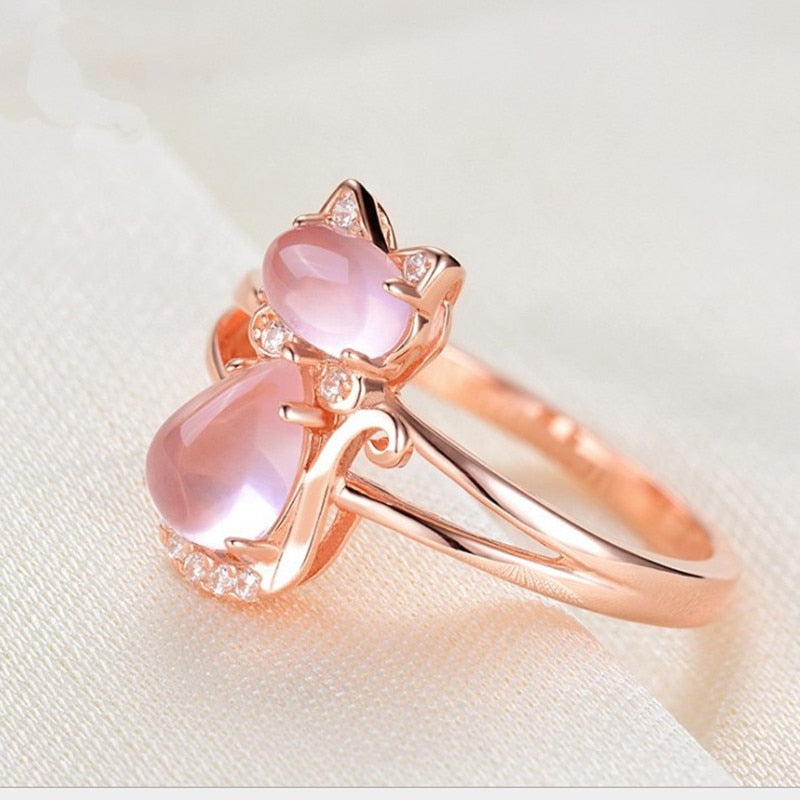 Handgjord rosa opalring i form av katt, perfekt present till kattälskare.
