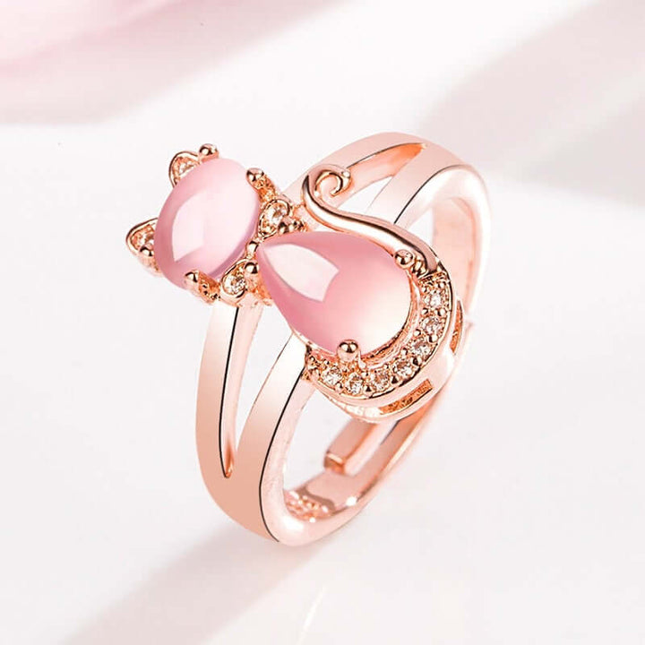 Exklusiv rosa opal kattring med glittrande zirkoner, lyxigt damsmycke.