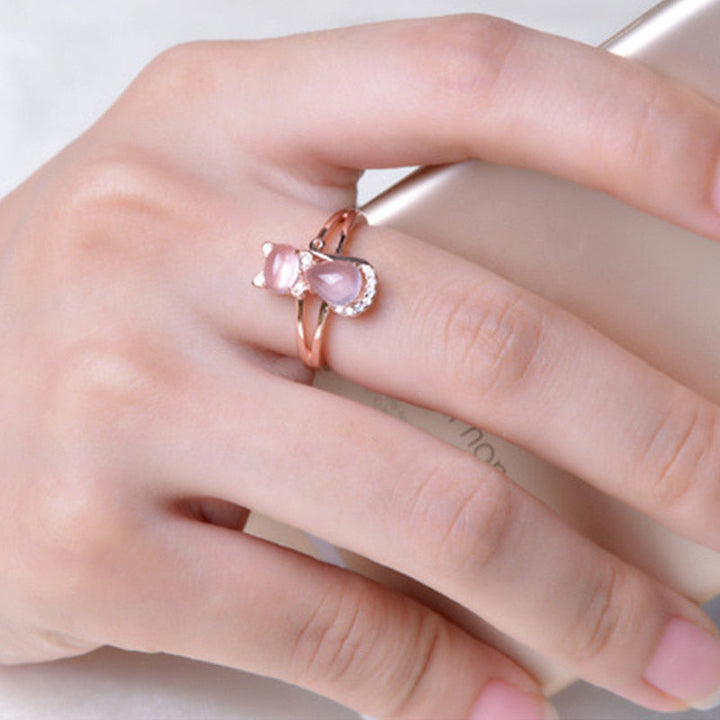 Detaljbild av rosa opal kattring, vackert smycke med kattdesign.