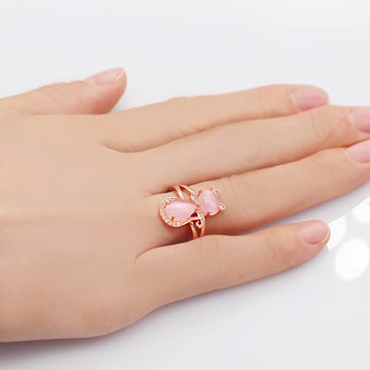 Rosa opal kattring på damhand, elegant ädelstensaccessoar för henne.