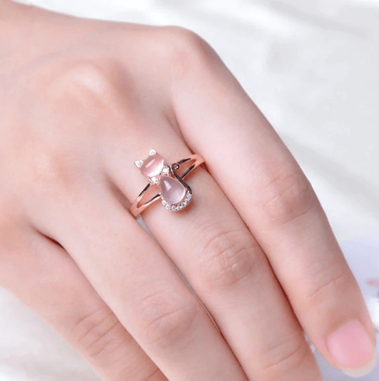 Unik rosa opalring för kattälskare, handgjord med djurmotiv.