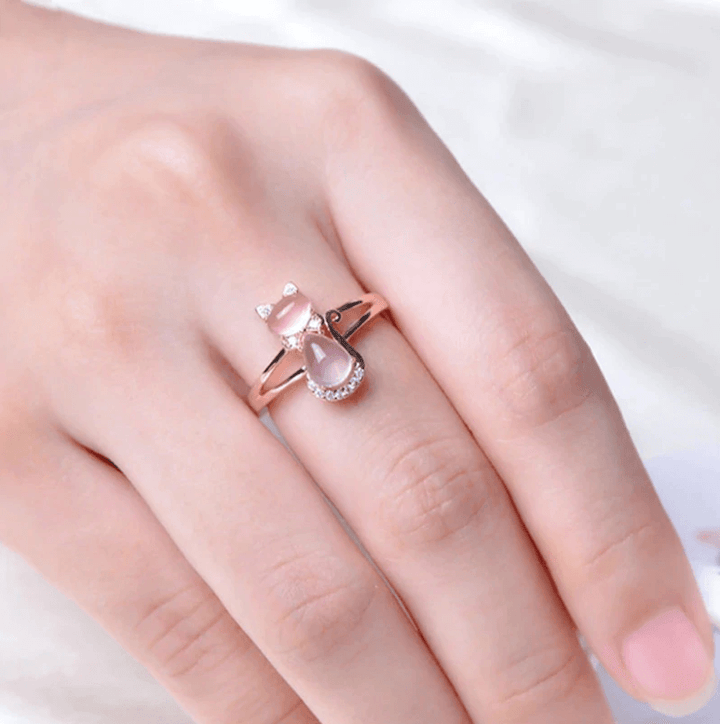 Unik rosa opalring för kattälskare, handgjord med djurmotiv.