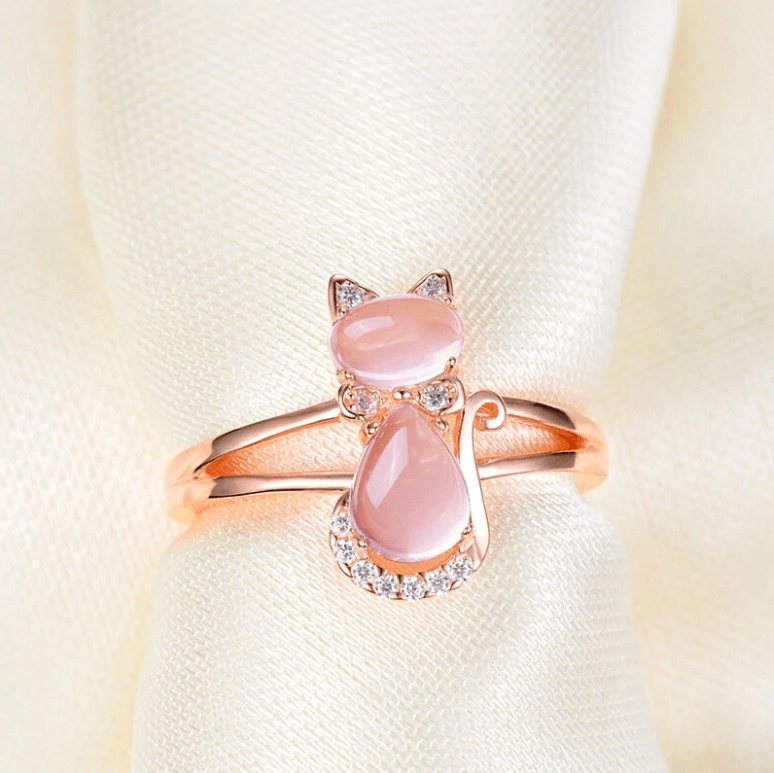 Lysande rosa opal kattring, elegant smycke som present för henne.