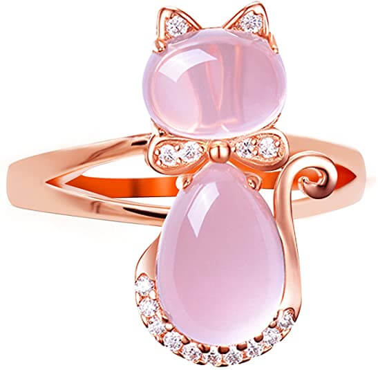 Damring med rosa opal och stiliserad katt, tidlös accessoar.