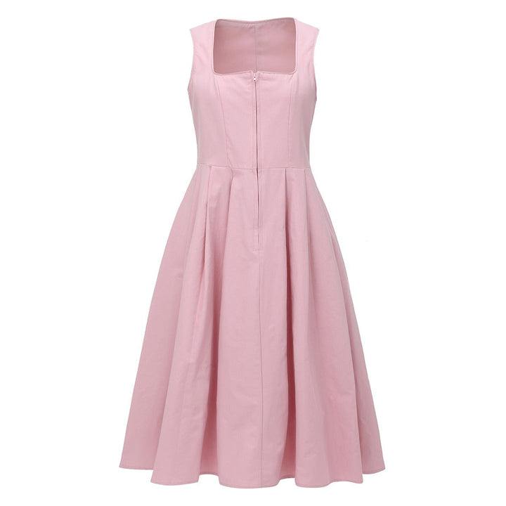 Kvinnlig modell i en vacker rosa dirndl festklänning, redo för Oktoberfest firande.