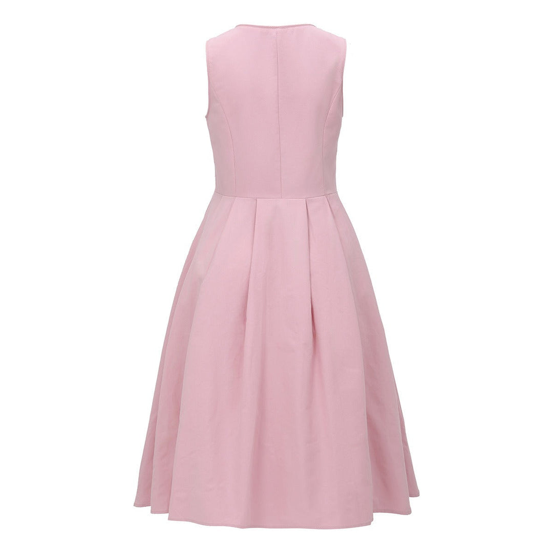 Elegant kvinnlig dirndl klänning i rosa med vintage känsla, perfekt för Oktoberfest.