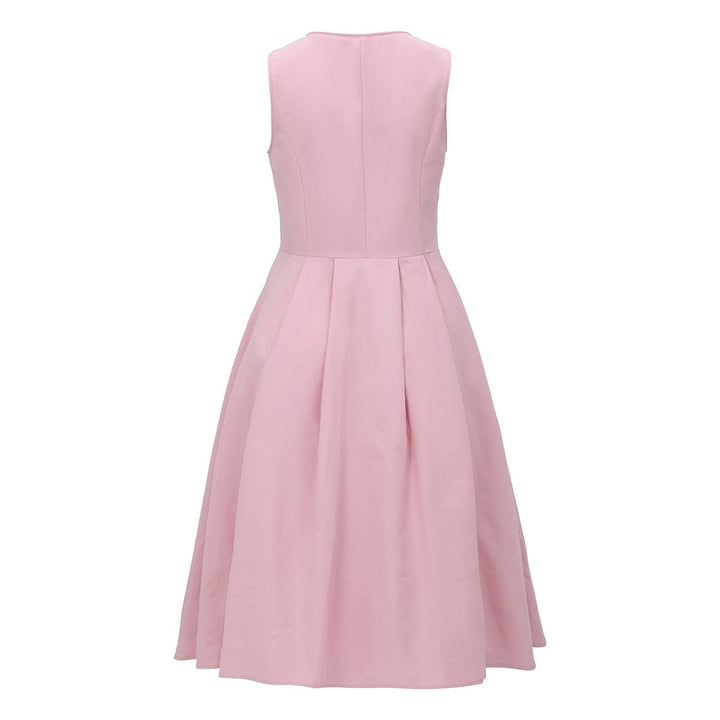 Elegant kvinnlig dirndl klänning i rosa med vintage känsla, perfekt för Oktoberfest.