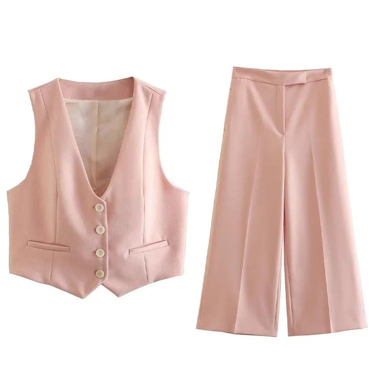 Rosa tvådelat set för kvinnor med V-ringat linne & raka byxor. Elegant sommaroutfit.