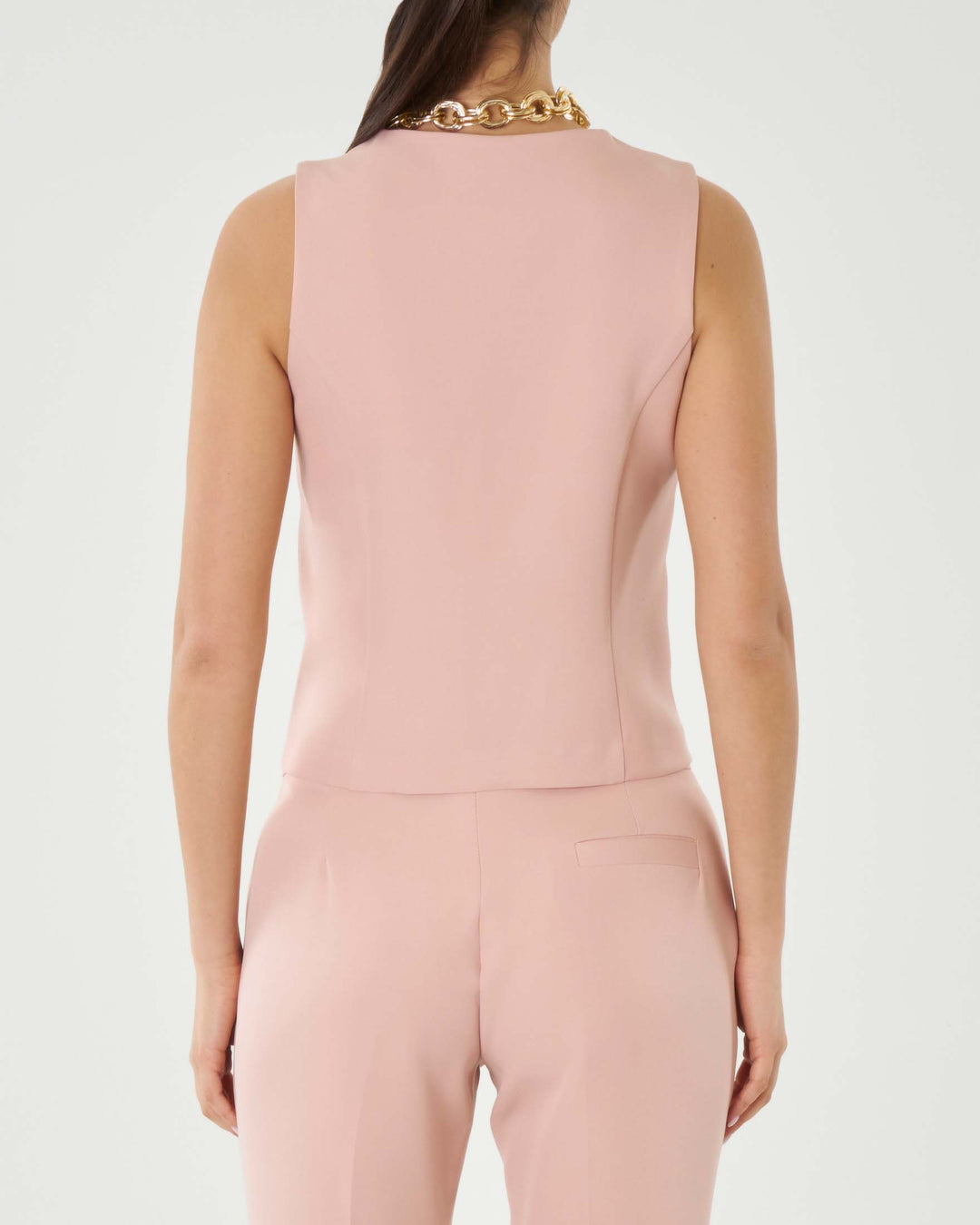 Damers tvådelade set i rosa: flödande V-ringat linne & raka linnebyxor för en chic sommarlook.