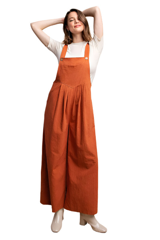 Rostfärgad damoverall med eleganta pintuck-detaljer och praktiska fickor, perfekt för en trendig vardagsstil.