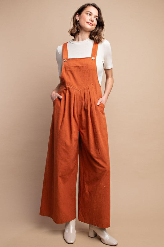 Bekväm byxdress för kvinnor i rost med chic pintuck detaljer. Avslappnad passform med fickor.