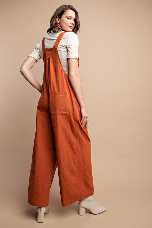 Trendig damoverall i härlig rost med detaljerade pintucks och praktiska sidofickor för en komplett look.
