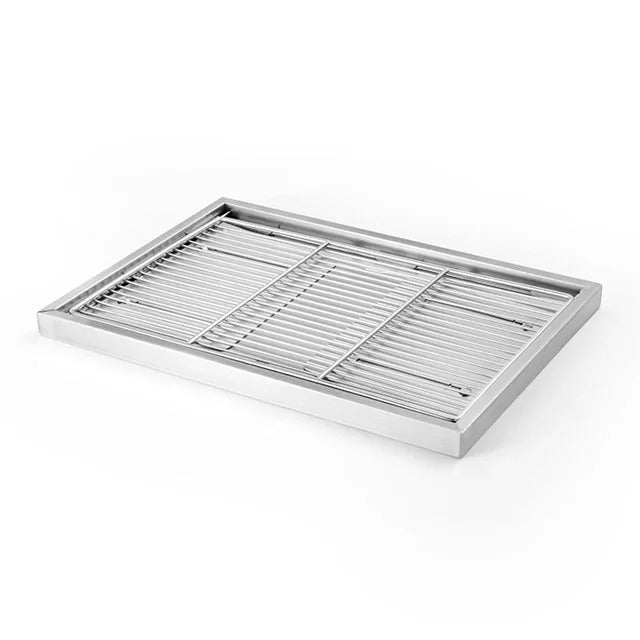 Lättanvänd bärbar kolgrill i rostfritt stål för smidig utomhusmatlagning och camping.