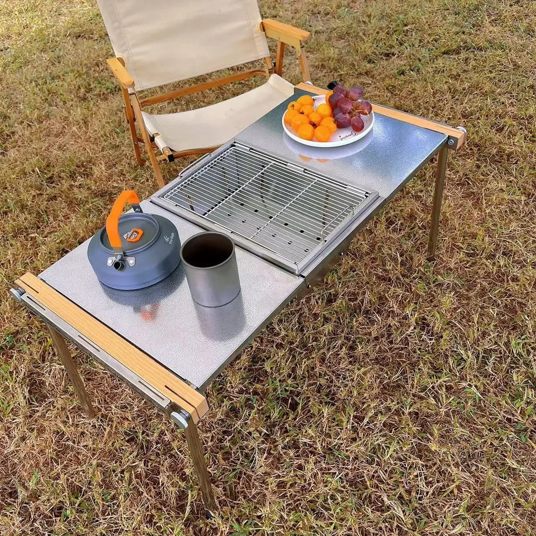 Njut av utomhusmatlagning med denna bärbara grill i rostfritt stål, för camping och utekök.