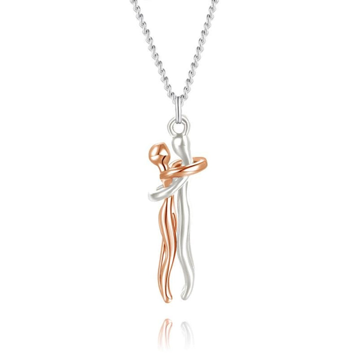 Unikt halsband med kramande figurer i polerat rostfritt stål. Ett elegant smycke för kvinnor.