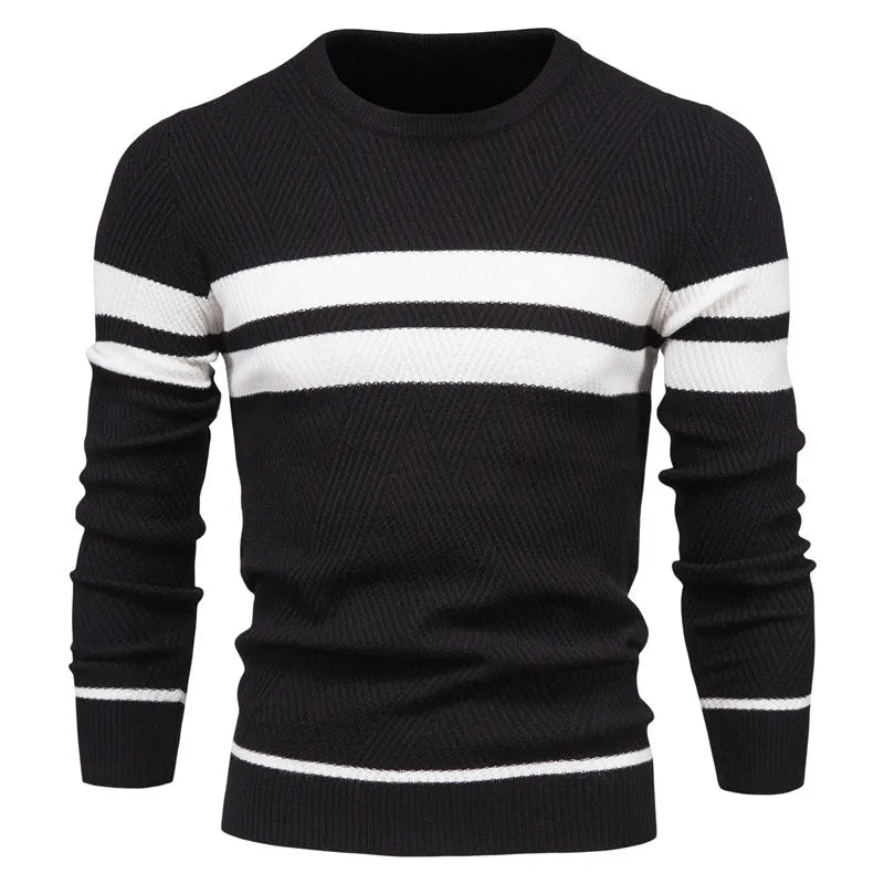 Elegant herrtröja med rund hals, dubbelrandiga ärmdetaljer. Perfekt för en snygg casual look.
