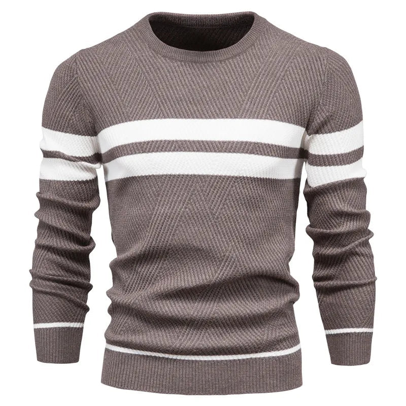 Snygg herrtröja med rund hals och dubbla ränder. Stilren design för modern vintermode.