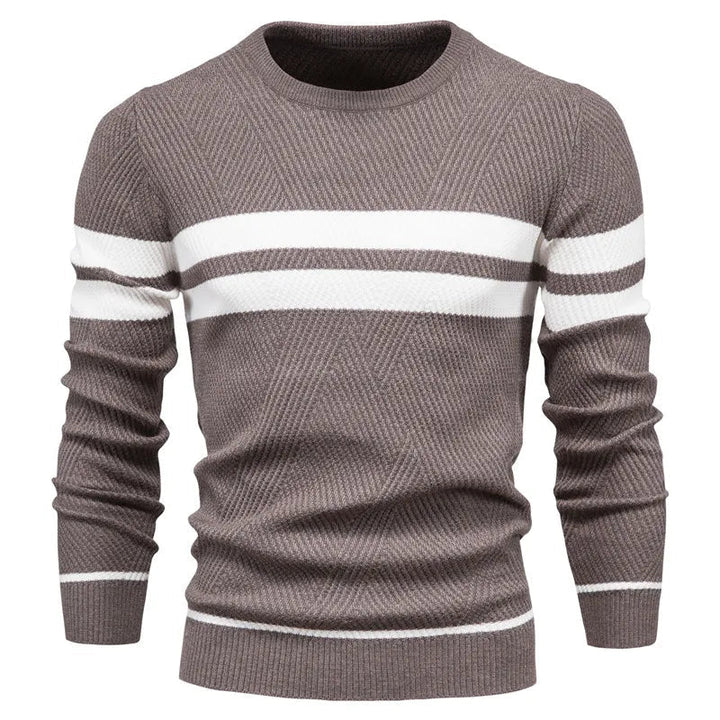 Snygg herrtröja med rund hals och dubbla ränder. Stilren design för modern vintermode.