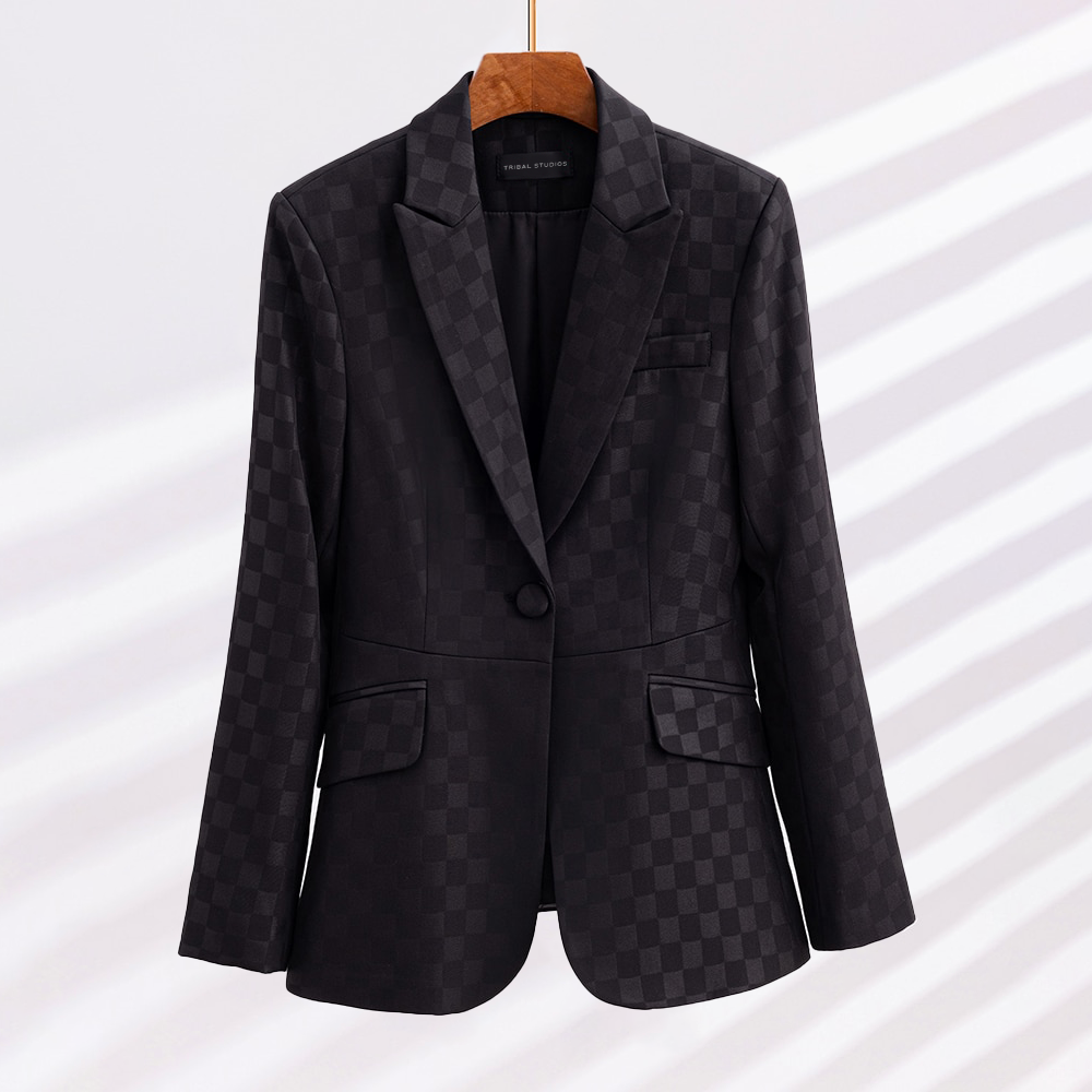 Elegant slim fit dam blazer med stilren rutig design. Mångsidig för kvinnors mode, både vardag och fest.