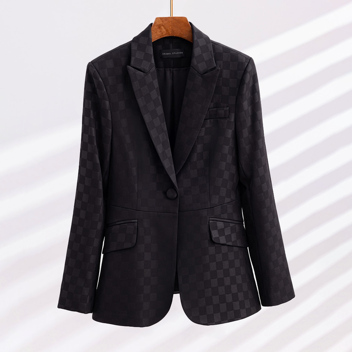 Elegant slim fit dam blazer med stilren rutig design. Mångsidig för kvinnors mode, både vardag och fest.