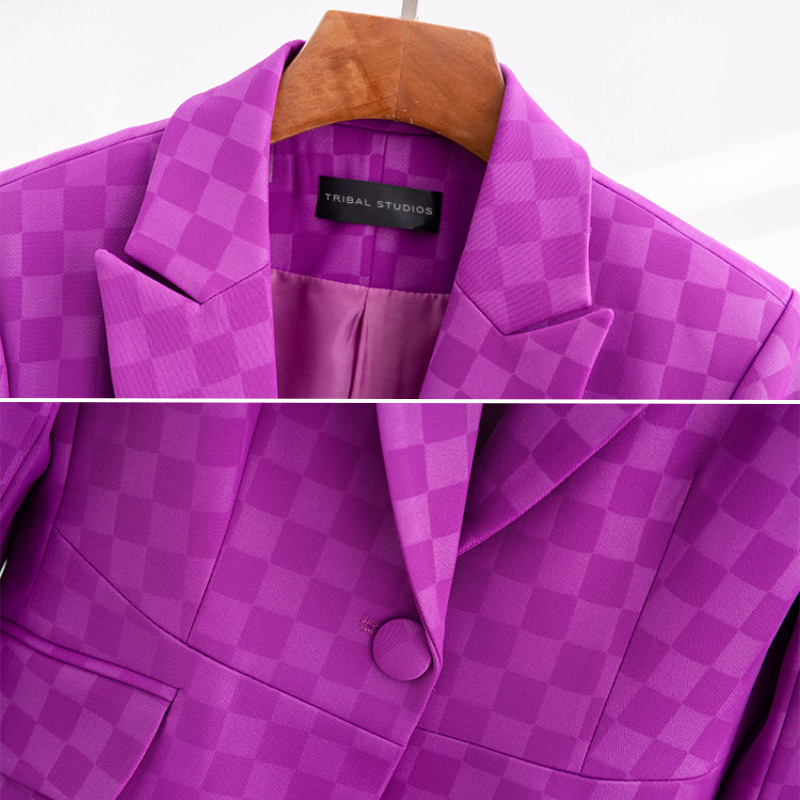 Trendig dam blazer i rutig design. En slim fit kavaj som lyfter din vardagschic och kontorsstil.