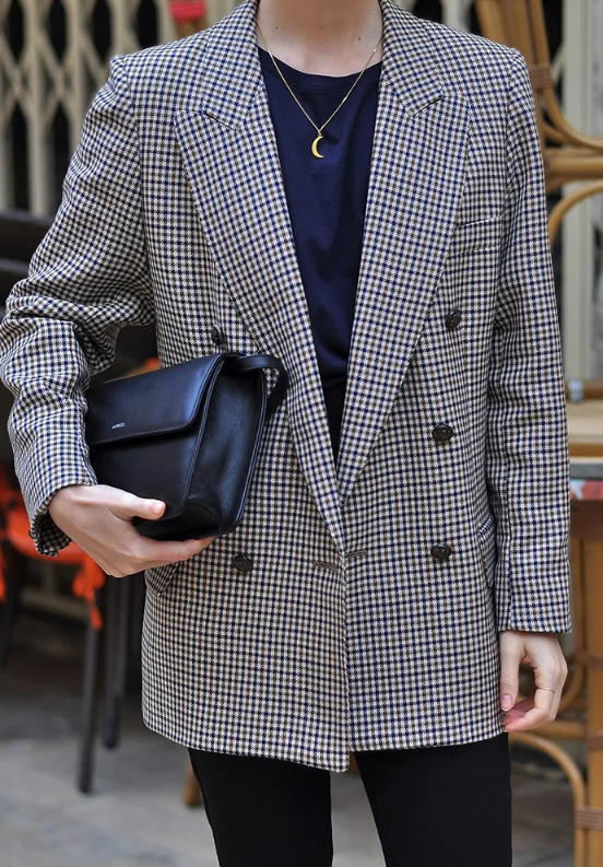 Klassisk rutig vintage damkavaj, tidlös elegans. Dubbelknäppt blazer i höstmode för kvinnor.