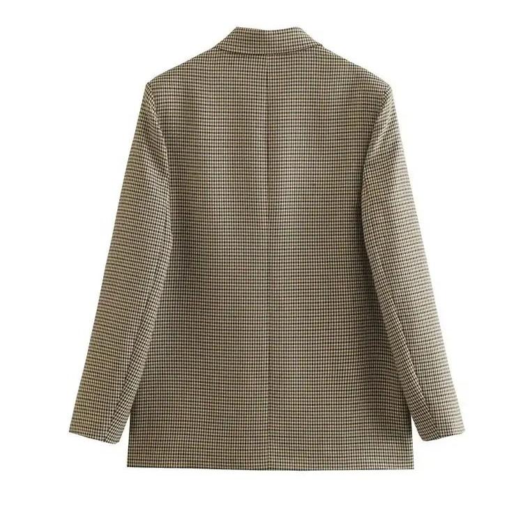 Elegant rutig vintage blazer för dam, perfekt höstmode som arbetskläder och fritidskläder.