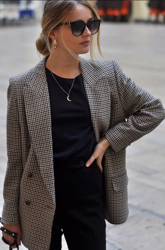 Elegant vintage rutig damkavaj, klassisk blazer för kvinnor. Passar som arbetskläder och fritidskläder.