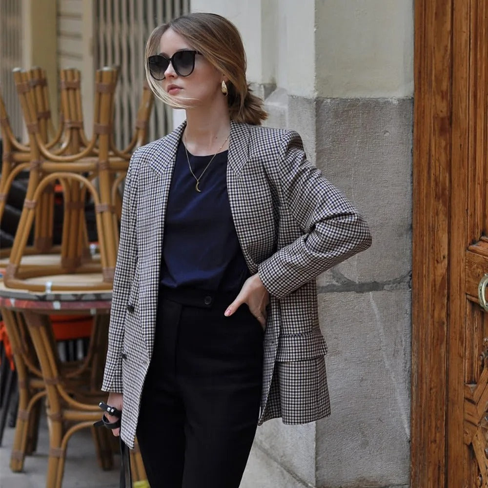 Höstmode: dubbelknäppt rutig vintagekavaj för dam. Elegant och tidlös blazer för stilmedvetna.