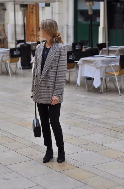 Rutig vintage blazer för dam, elegant och mångsidig. Perfekt för arbetskläder och fritidskläder.