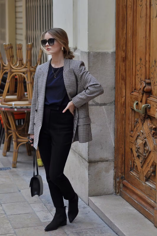 Damkavaj: elegant rutig vintage blazer, dubbelknäppt. Perfekt för kvinnomode, arbetskläder och fritid.