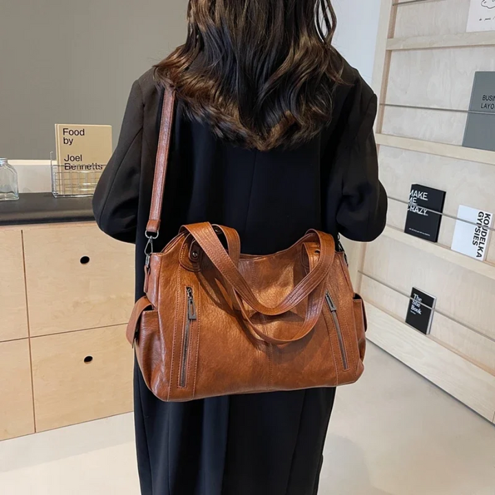 Elegant och rymlig axelväska för kvinnor i tidlös design, tillgänglig i brun och svart.