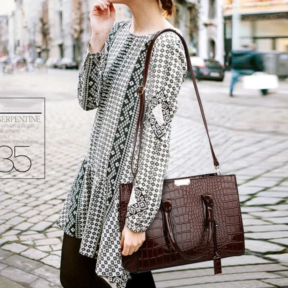 Elegant damhandväska med krokodiltryck, fungerar även som rymlig crossbody totebag. Perfekt för mode.