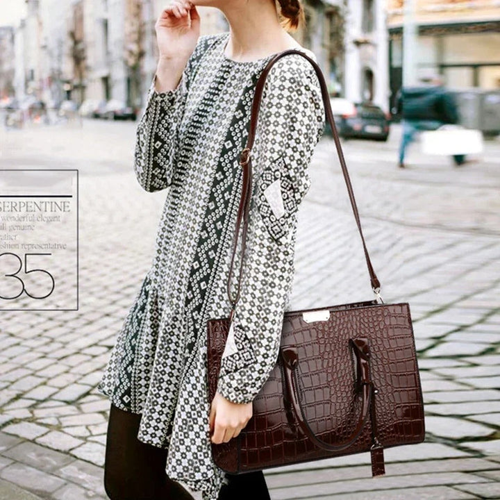 Elegant damhandväska med krokodiltryck, fungerar även som rymlig crossbody totebag. Perfekt för mode.