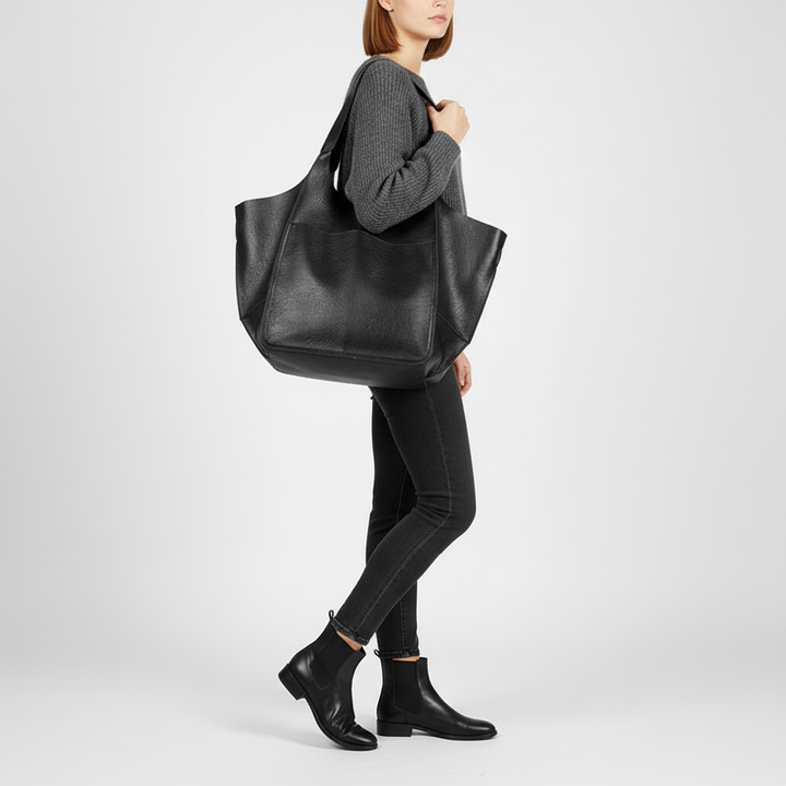 Elegant vegansk handväska med justerbar axelrem, designad för komfort och flexibilitet.