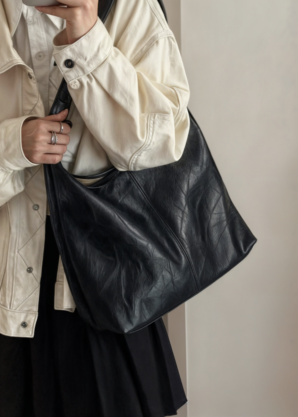 Bekväm axelväska i veganläder, rymlig tote för damer med stilren design för en aktiv vardag.