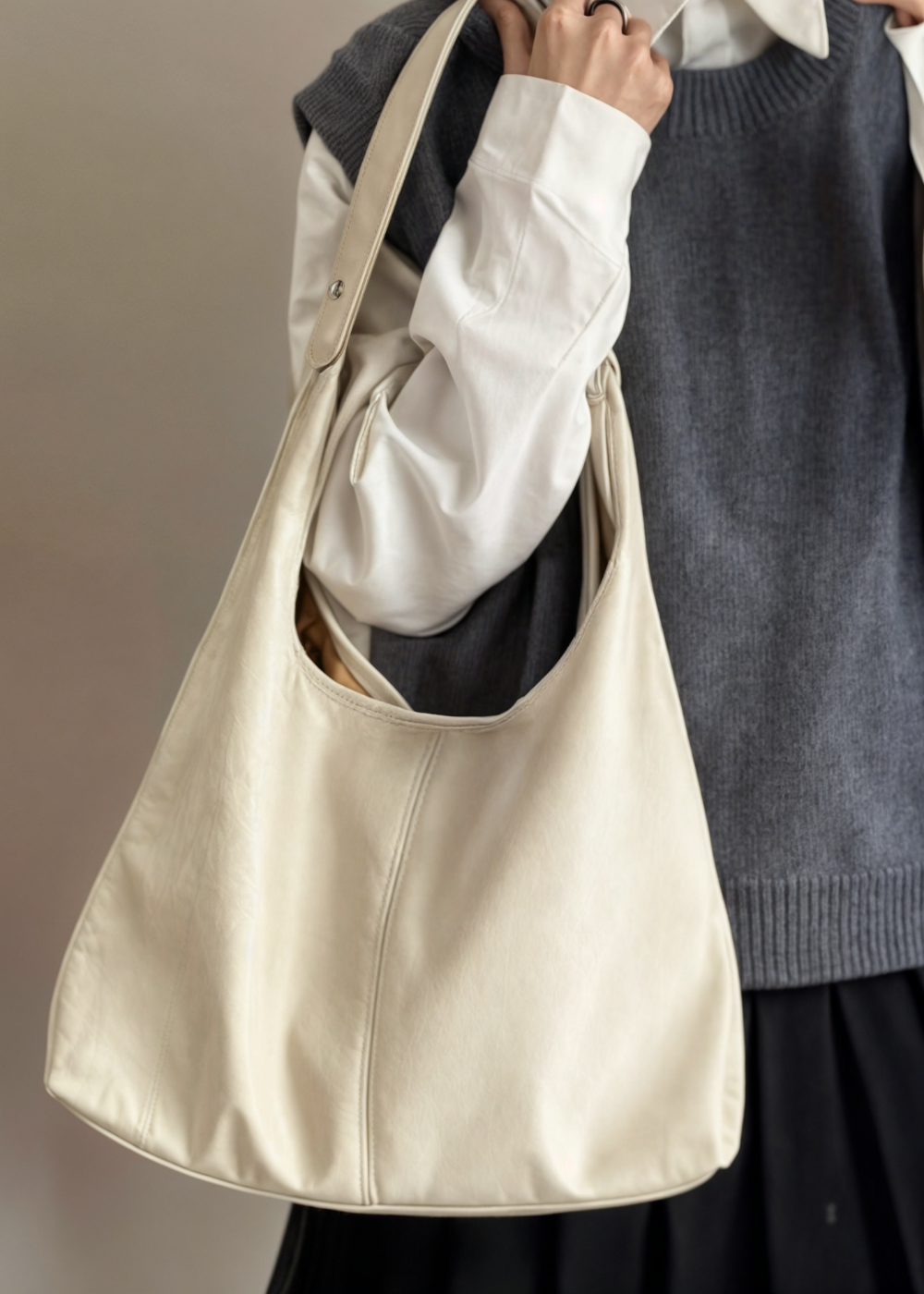 Elegant damväska tote i slitstarkt veganläder, rymlig och stilren handväska för dagligt bruk.