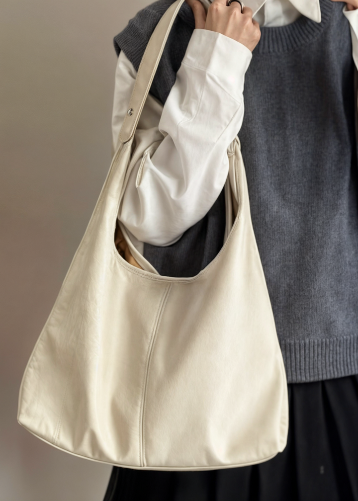 Elegant damväska tote i slitstarkt veganläder, rymlig och stilren handväska för dagligt bruk.