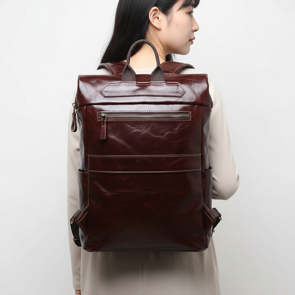 Praktisk unisex ryggsäck i skinn med organiserade fack för laptop, dokument och vardagsbehov.