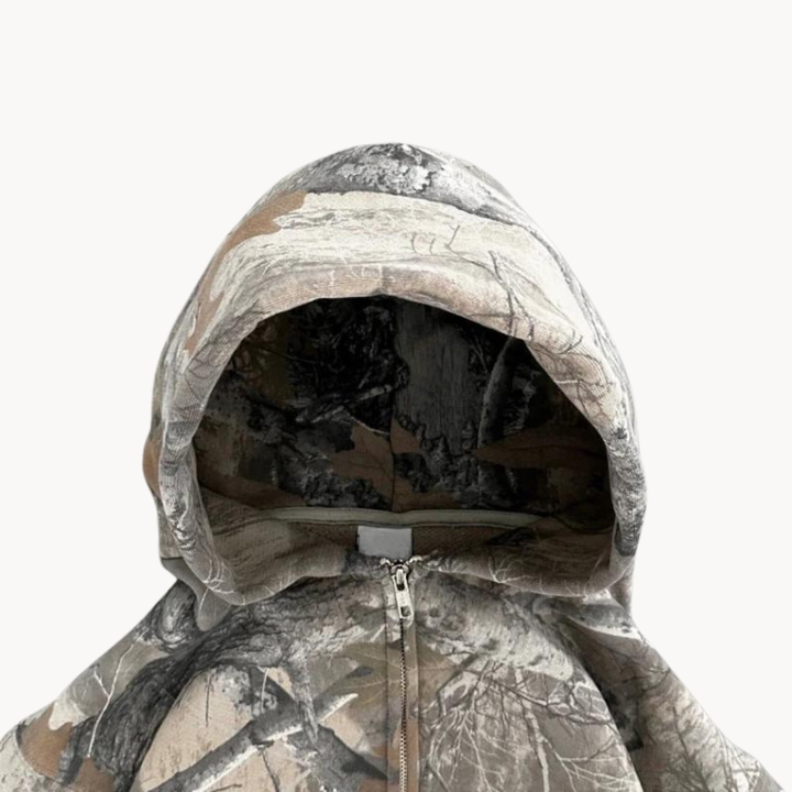 Mörk kamouflage hoodie med dragsko och muddar, perfekt för en modern och avslappnad herrstil.