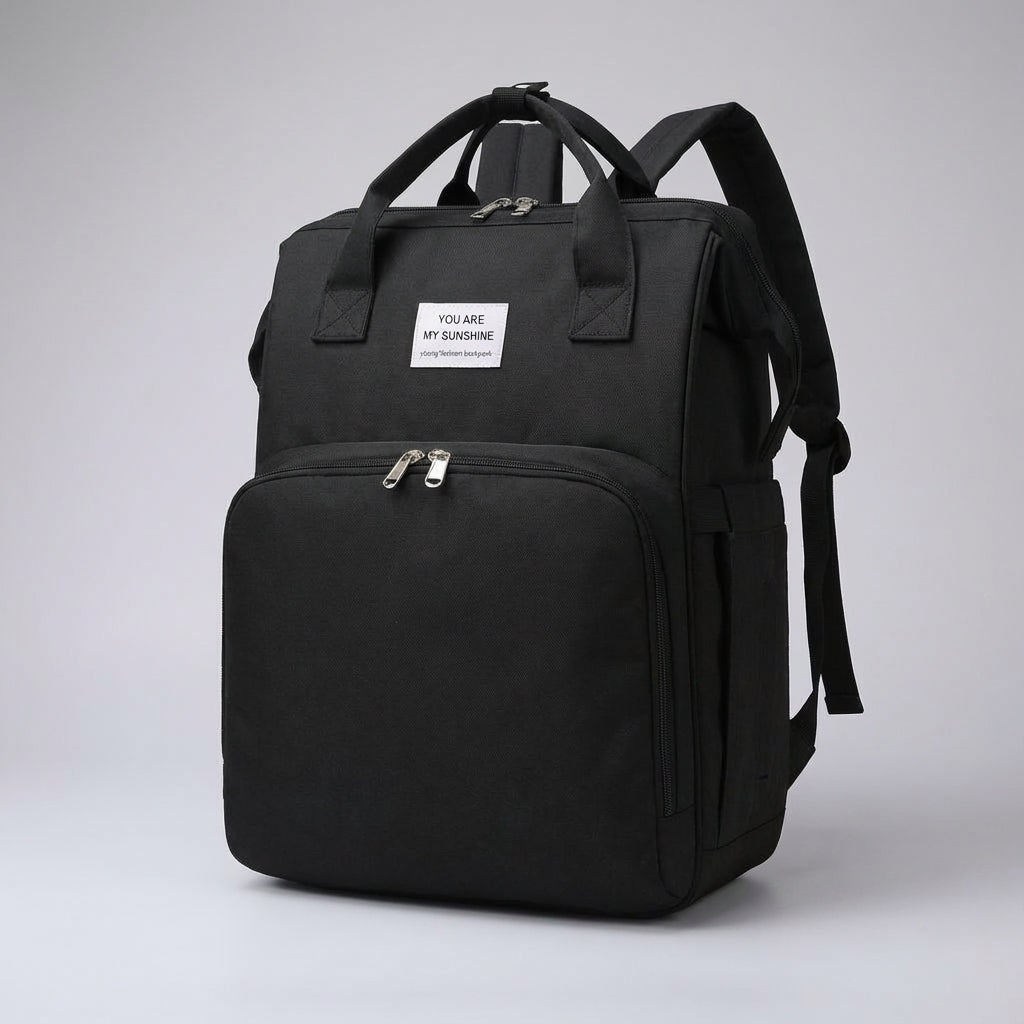 Skötväska ryggsäck fylld med babyprodukter. Organiserad blöjväska för föräldrar med flaskor, blöjor och tillbehör.