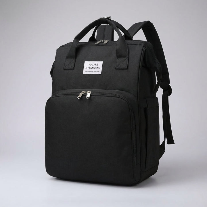 Skötväska ryggsäck fylld med babyprodukter. Organiserad blöjväska för föräldrar med flaskor, blöjor och tillbehör.