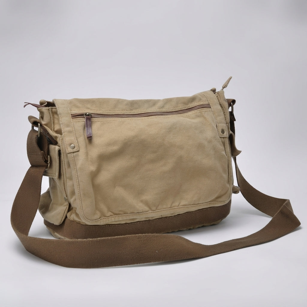Öppen vintage laptopväska i grön canvas. Visar rymligt fack för laptop och dokument, unisex design.