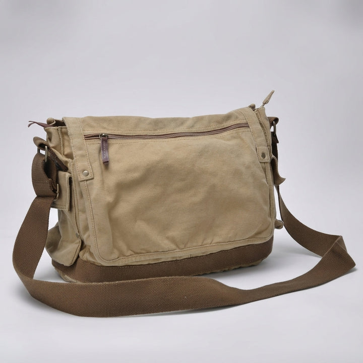 Öppen vintage laptopväska i grön canvas. Visar rymligt fack för laptop och dokument, unisex design.
