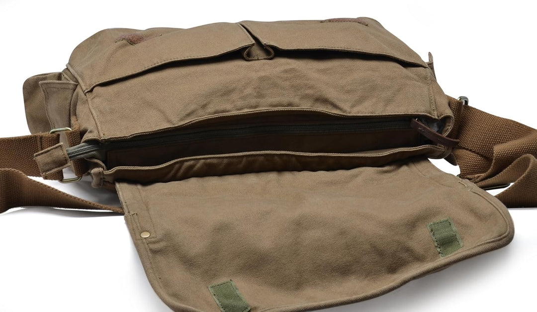 Sida av rymlig vintage messenger-väska i grön canvas. Praktisk och robust unisex axelväska för laptop.