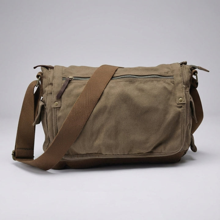 Vintage dokumentväska i robust grön canvas. Rymlig axelväska för unisex, perfekt för arbete eller studier.
