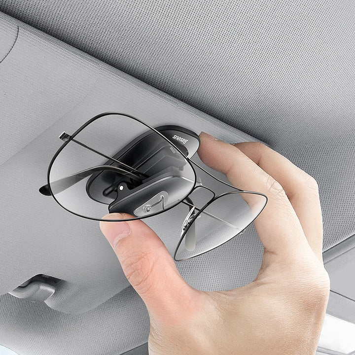 Praktisk bilaccessoar: solglasögonhållare för ordning i bilen. Fästs enkelt på solskyddet.