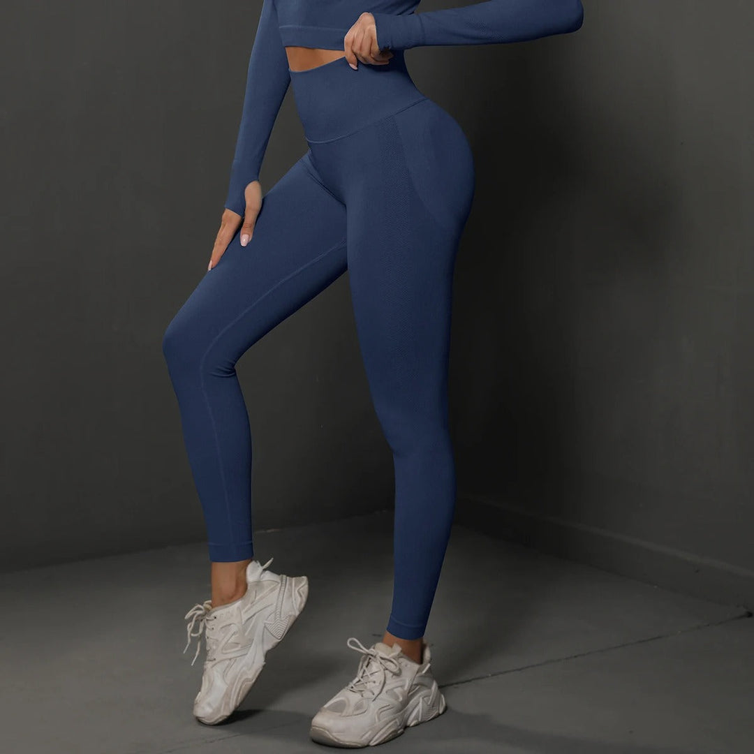 Närbild på det mjuka, stretchiga tyget i sömlösa gymleggings med hög midja för kvinnor.